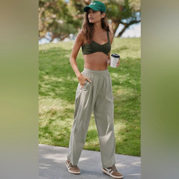 NWOT Varley Riggs Loose Fit Pants Moss Green Size M - Picture 1 of 12